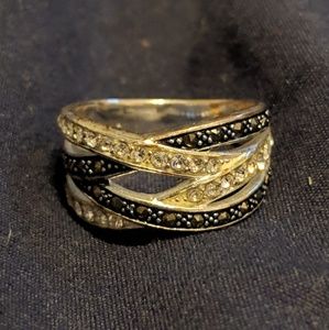 Criss cross ring with black and white stones